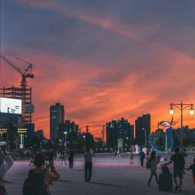 港股午评：恒指跌1.37% 科指跌2.15% 科网股低迷 黄金股走弱 快手跌超13%